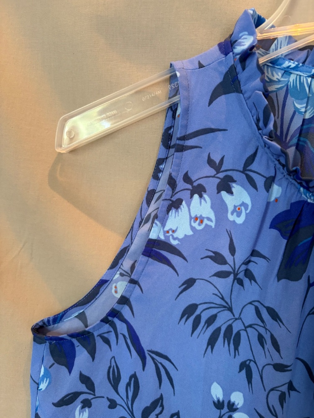 LOFT Petites Sleeveless Blouse with 3 button front, Blue floral pattern Size SP - Picture 3 of 6